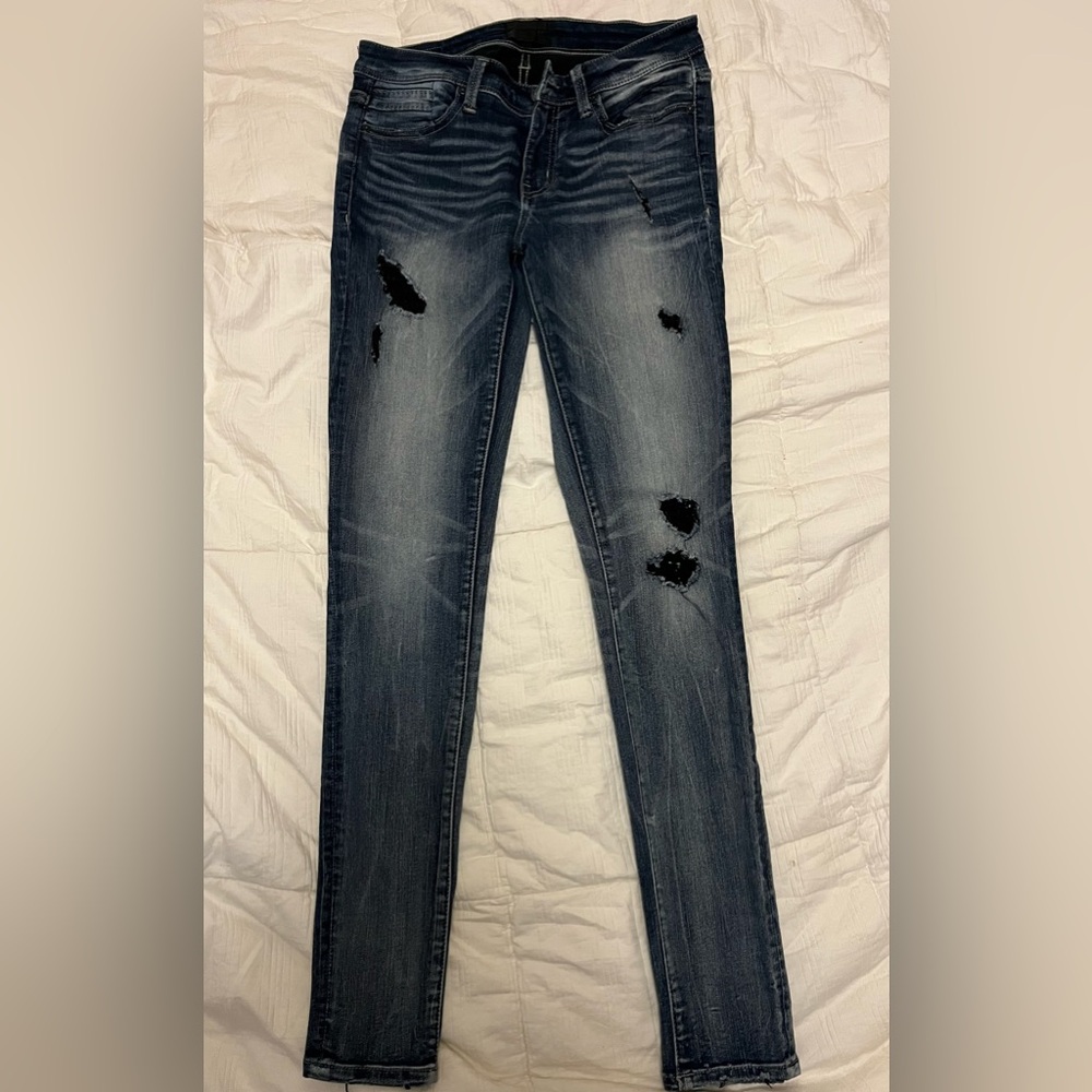 Buckle Ripped Skinny Jeans in Washed Blue